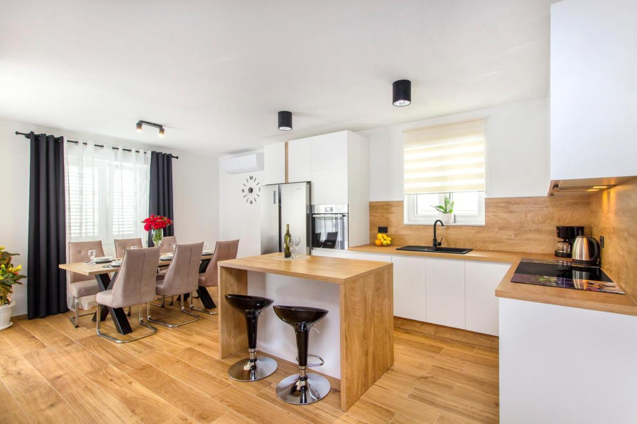 Holiday Home Lucia Лозовац Экстерьер фото